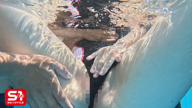 Chịch hội đồng nữ giáo viên bơi lội vú to Ren Gojo