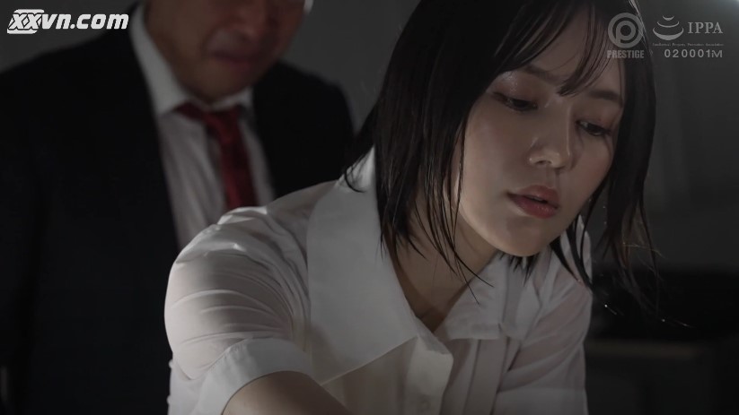 Cô nhân viên xinh xắn và gã sếp thèm lồn Remu Suzumori