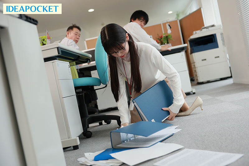 Đưa em nhân viên bị kiệt sức khi tăng ca về nhà chăm sóc